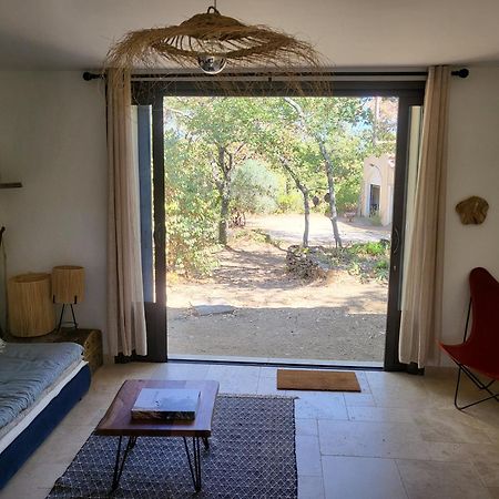 Bed and Breakfast Le Cabanon Менерб Экстерьер фото