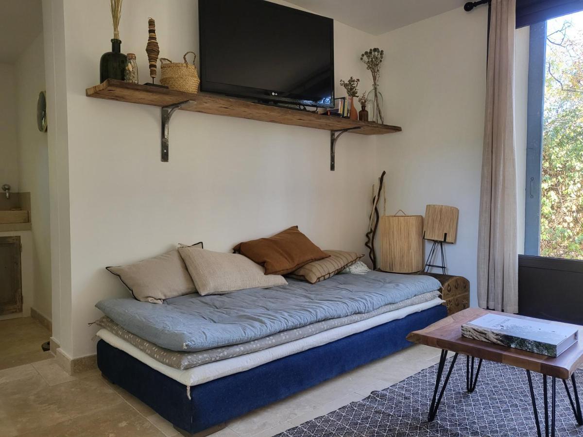 Bed and Breakfast Le Cabanon Менерб Экстерьер фото