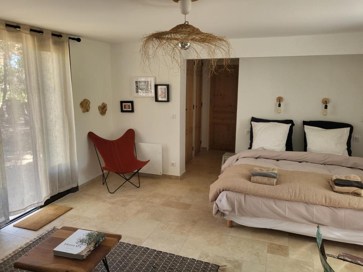 Bed and Breakfast Le Cabanon Менерб Экстерьер фото